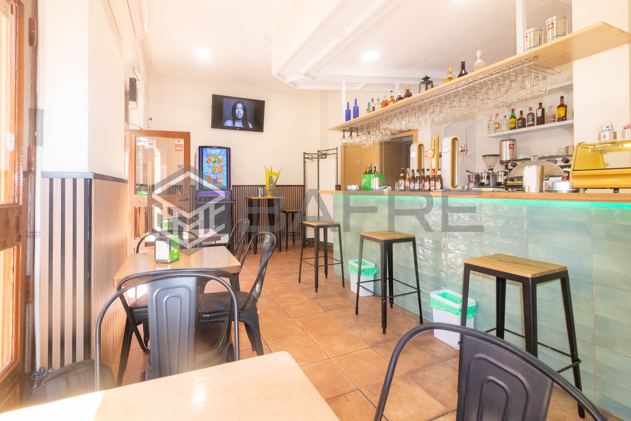 Local en Calle Pinos Alta 6