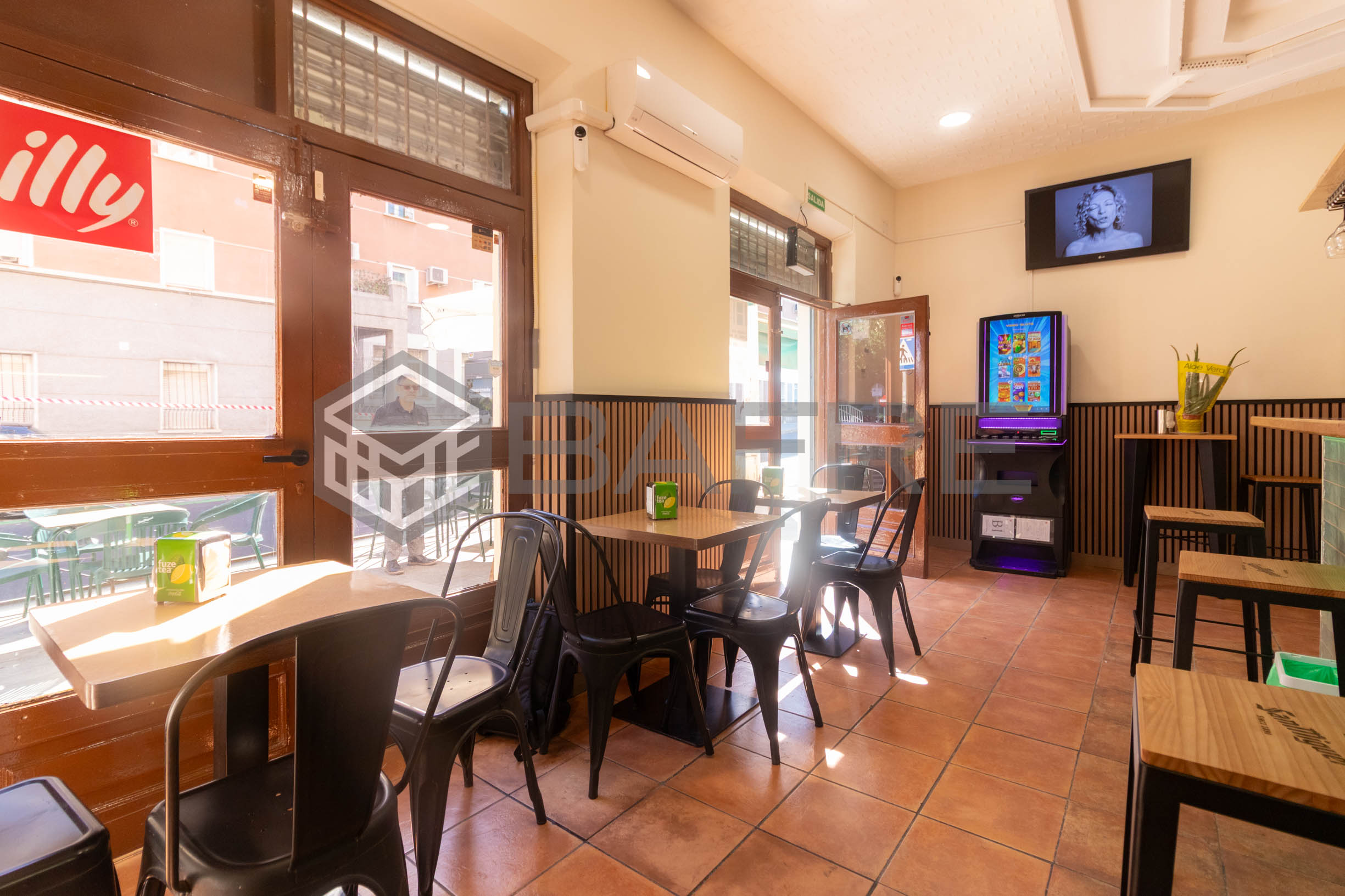 Local en Calle Pinos Alta 12